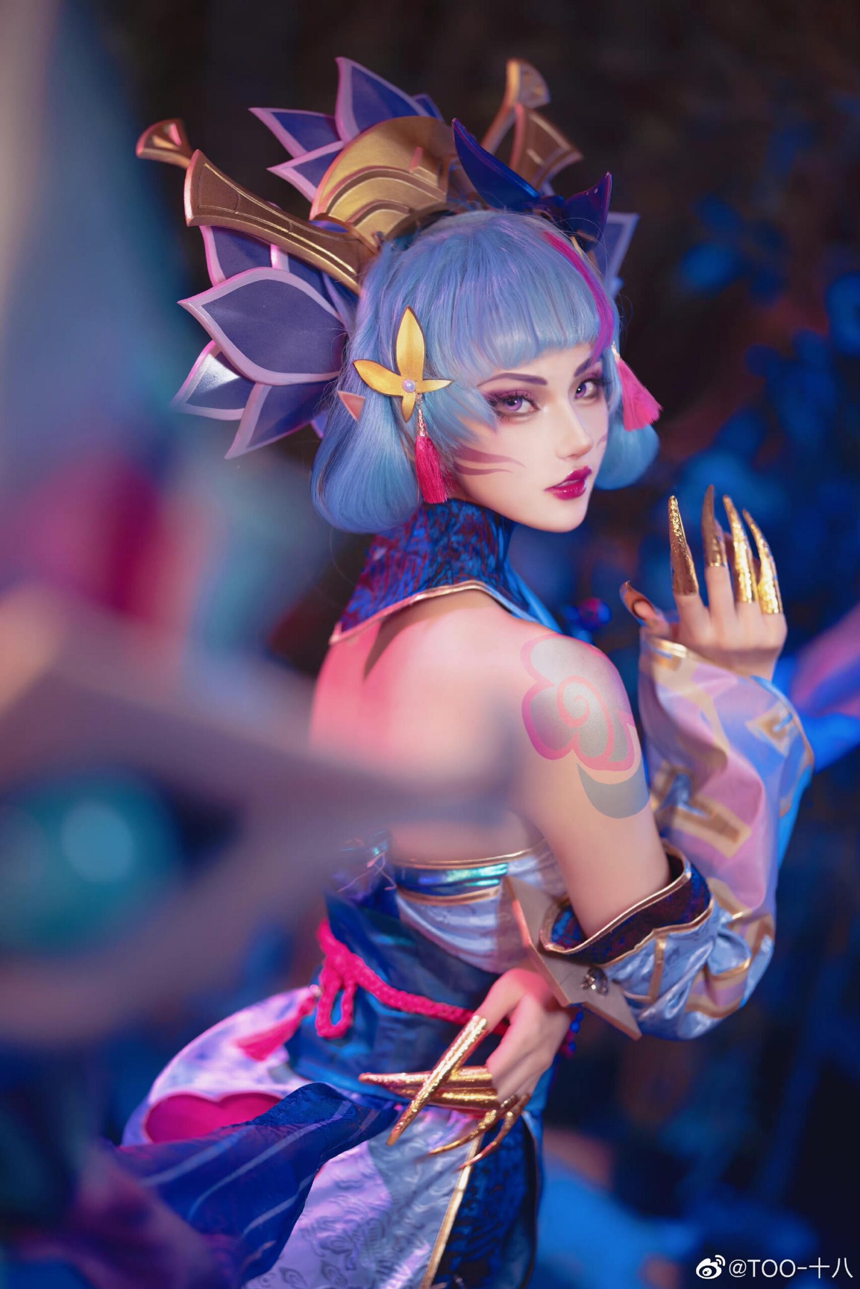 TOO-十八 《英雄联盟》灵魂莲华寡妇伊芙琳COS美艳神还原