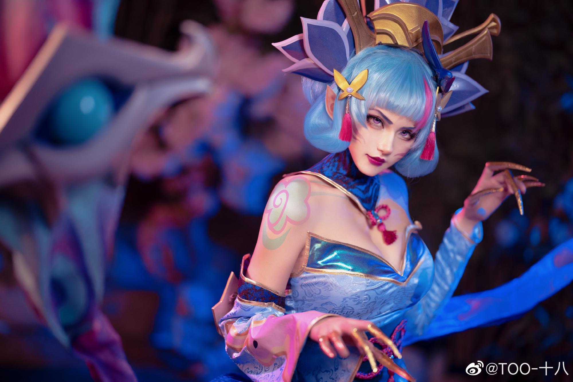 TOO-十八 《英雄联盟》灵魂莲华寡妇伊芙琳COS美艳神还原